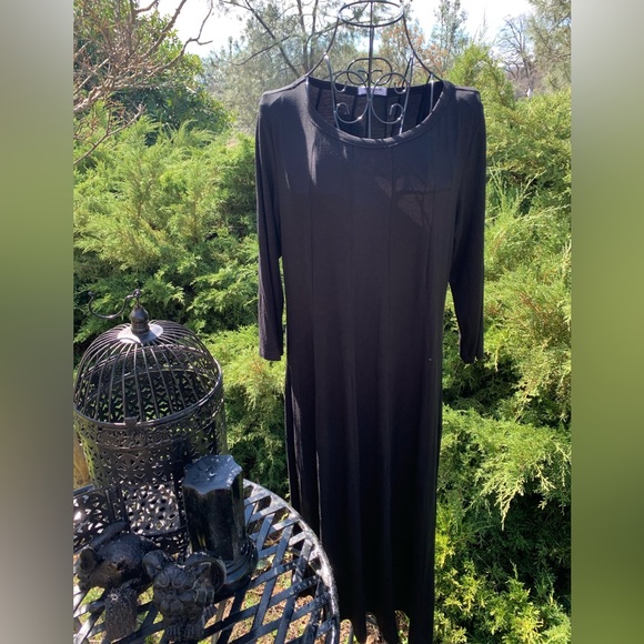 hot touch Dresses & Skirts - HotTouch classic black flowy scoop neck midi dress
